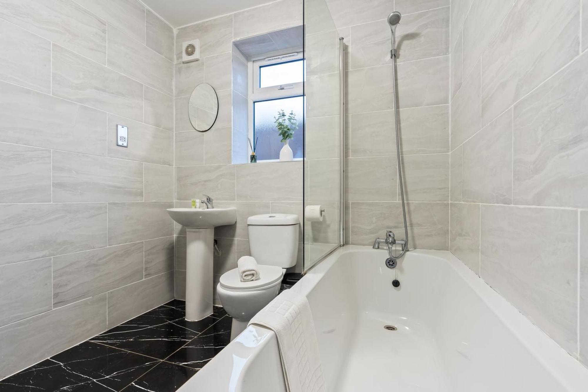 Stylish New Apartment - Free Wifi & Netflix - Top Rated - 3Mh Cradley Heath Buitenkant foto